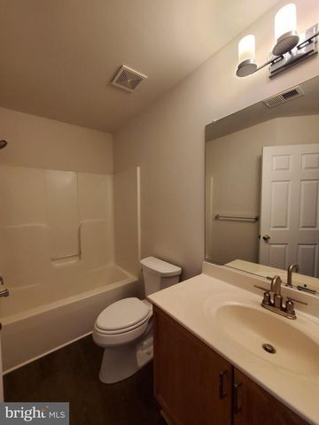 29 LITCHFIELD LN E, Martinsburg, WV 25405