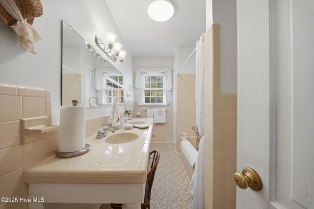 1521 W Queen Street, Edenton, NC 27932