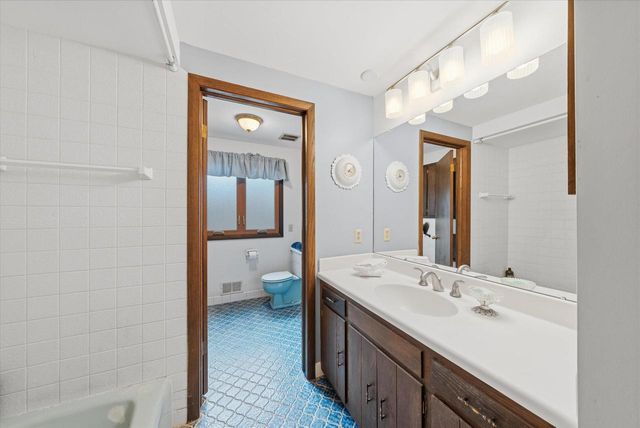 W260N5139 Autumn TRAIL, Pewaukee, WI 53072