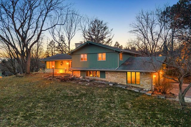 W260N5139 Autumn TRAIL, Pewaukee, WI 53072