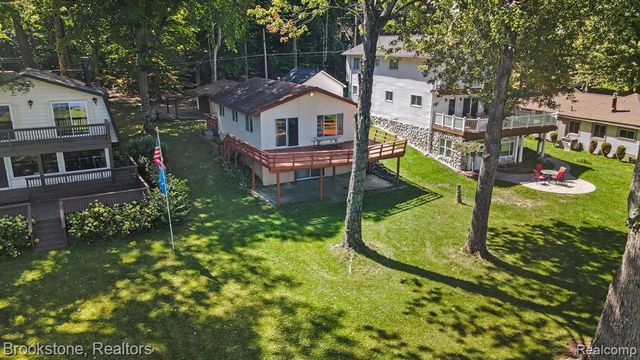 5267 Redding Drive, Pinckney, MI 48169