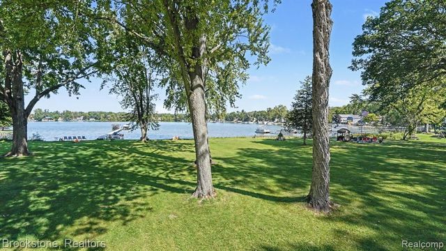 5267 Redding Drive, Pinckney, MI 48169