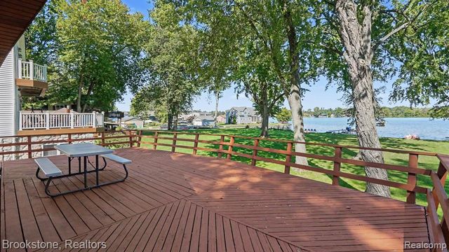 5267 Redding Drive, Pinckney, MI 48169