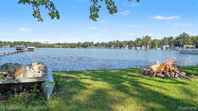 5267 Redding Drive, Pinckney, MI 48169