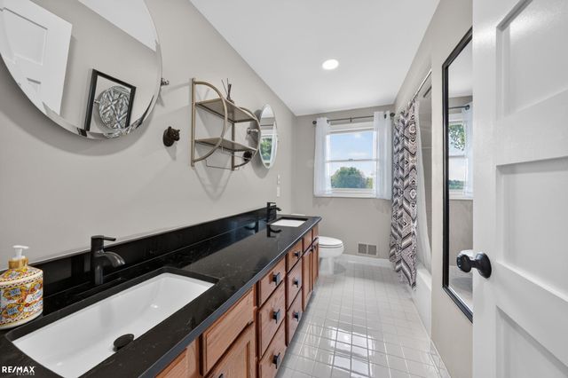 1155 Hickory Hill Dr Drive, Rochester Hills, MI 48309
