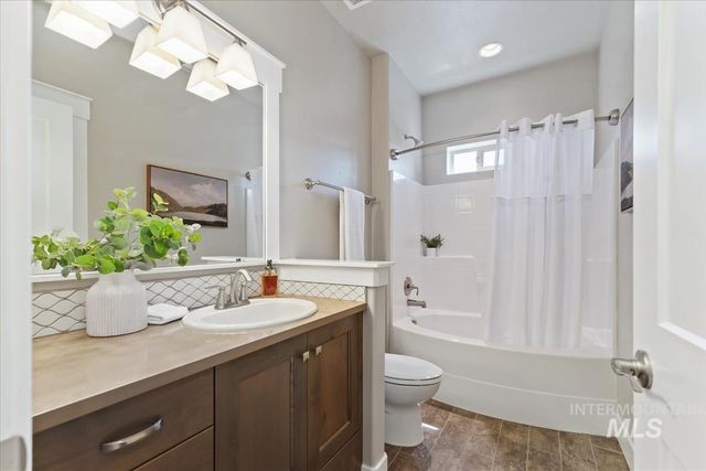 2560 N Hearthglow Pl, Eagle, ID 83616