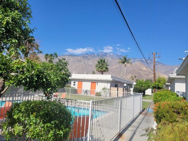 835 E Vista Chino 4, Palm Springs, CA 92262