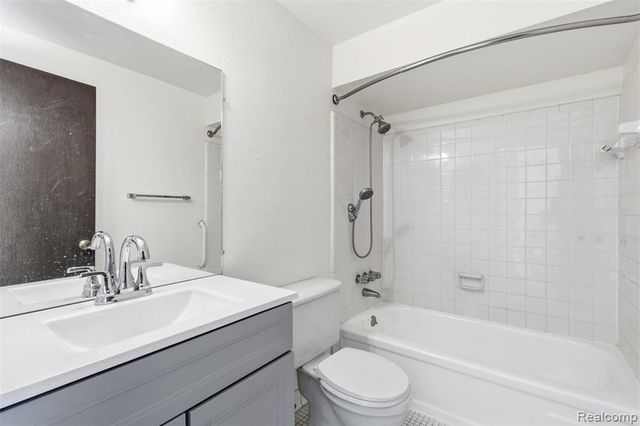 2618 Seaton Circuit, Warren, MI 48091