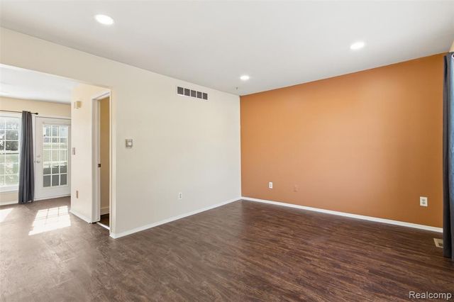 2618 Seaton Circuit, Warren, MI 48091