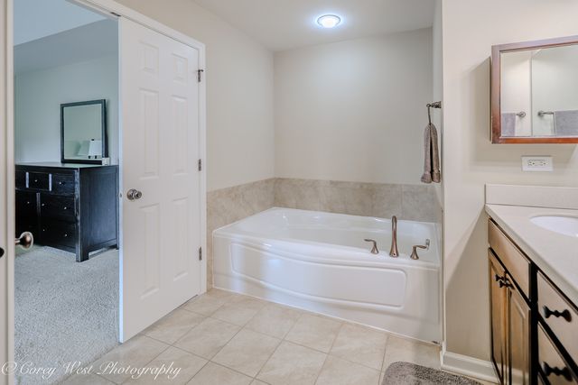 4062 POMPTON Avenue, Elgin, IL 60124