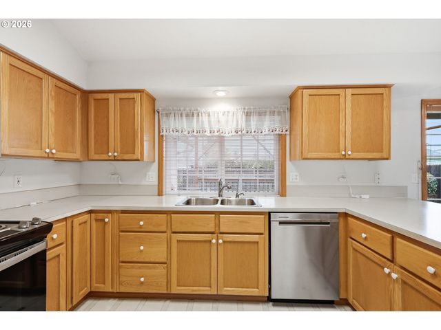 2337 LOCH Dr, Springfield, OR 97477