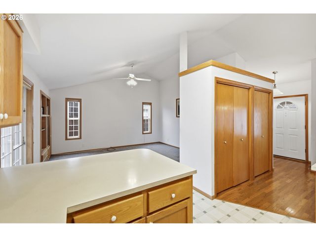 2337 LOCH Dr, Springfield, OR 97477