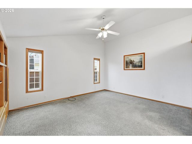 2337 LOCH Dr, Springfield, OR 97477