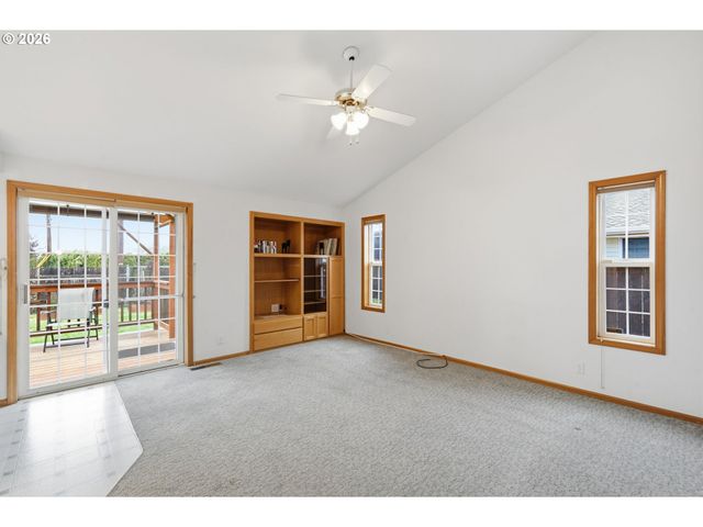 2337 LOCH Dr, Springfield, OR 97477