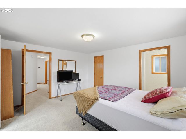 2337 LOCH Dr, Springfield, OR 97477