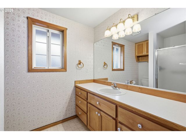 2337 LOCH Dr, Springfield, OR 97477