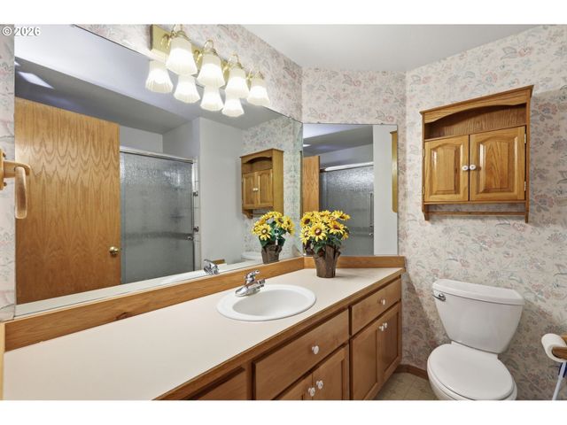 2337 LOCH Dr, Springfield, OR 97477