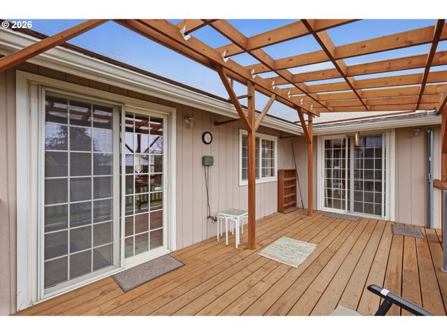 2337 LOCH Dr, Springfield, OR 97477