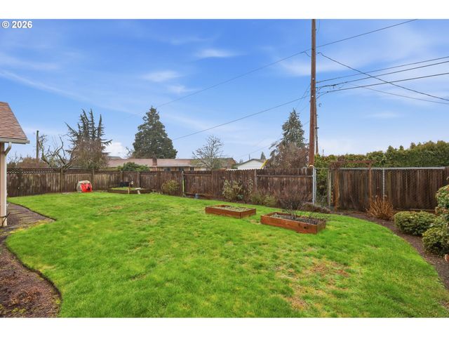 2337 LOCH Dr, Springfield, OR 97477