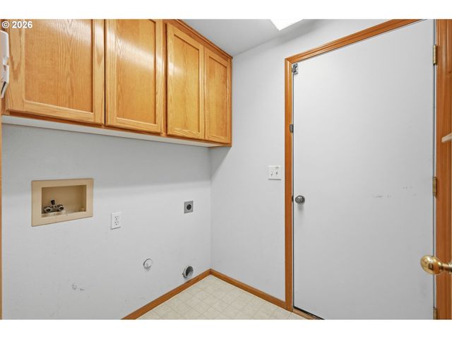 2337 LOCH Dr, Springfield, OR 97477