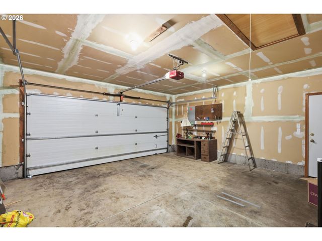 2337 LOCH Dr, Springfield, OR 97477