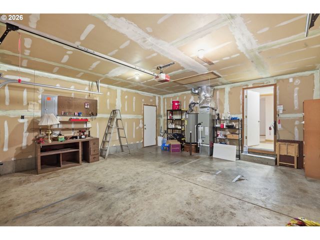 2337 LOCH Dr, Springfield, OR 97477