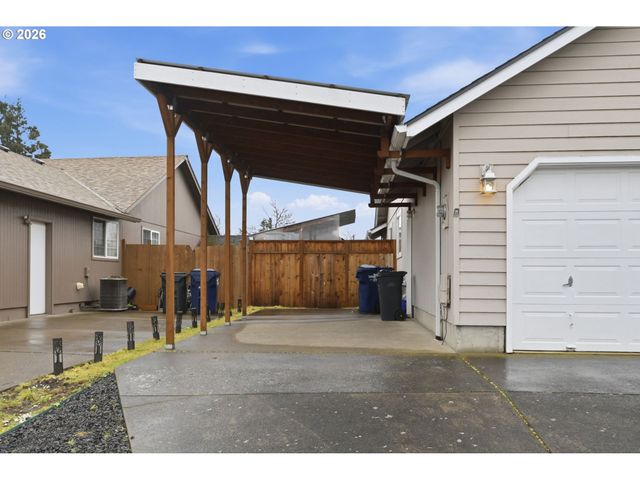 2337 LOCH Dr, Springfield, OR 97477