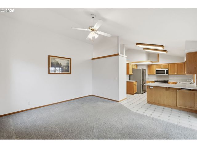 2337 LOCH Dr, Springfield, OR 97477