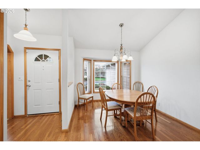 2337 LOCH Dr, Springfield, OR 97477