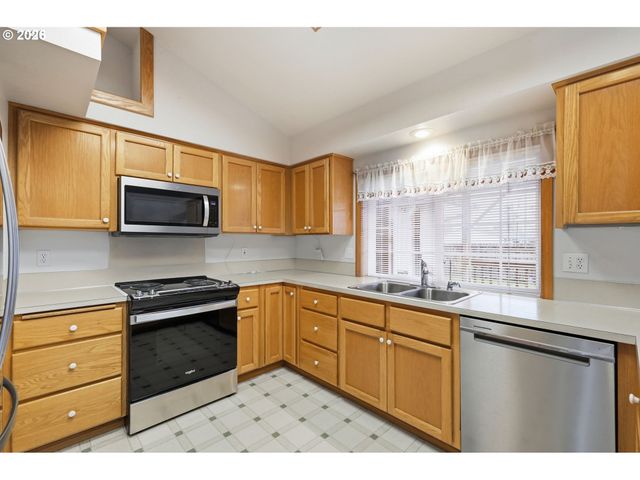 2337 LOCH Dr, Springfield, OR 97477