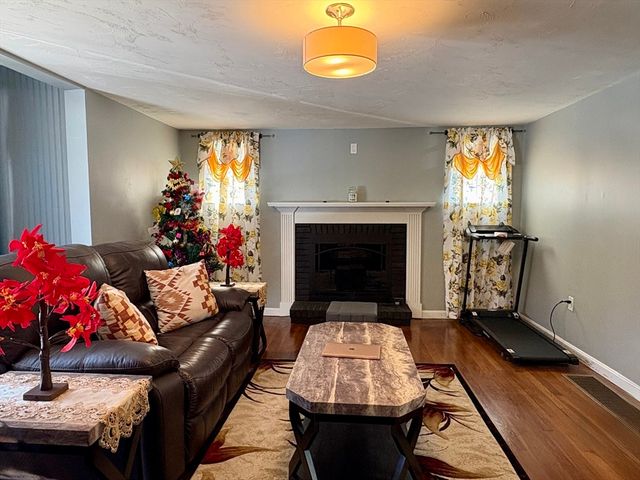 1309 Shootflying Hill Rd, Barnstable, MA 02632