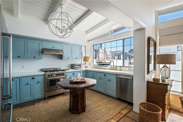 11 Saratoga, Newport Beach, CA 92660