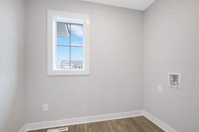 1539 Creekwood Dr, New Richmond, WI 54017