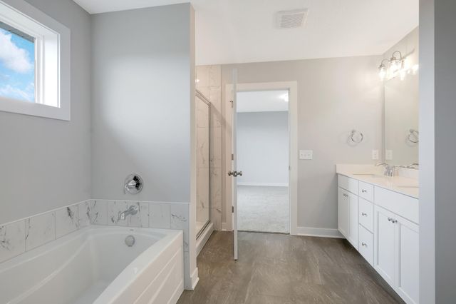 1539 Creekwood Dr, New Richmond, WI 54017