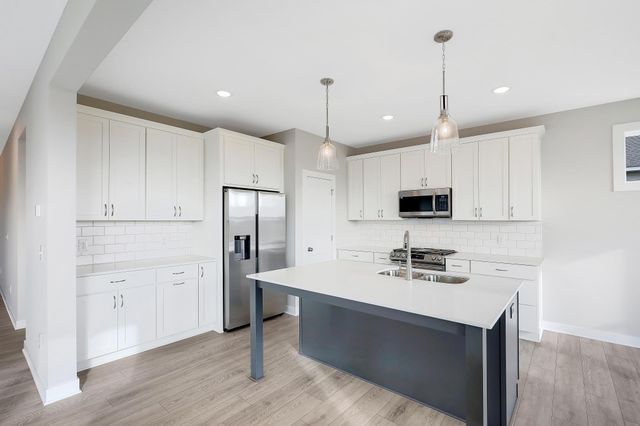 1539 Creekwood Dr, New Richmond, WI 54017