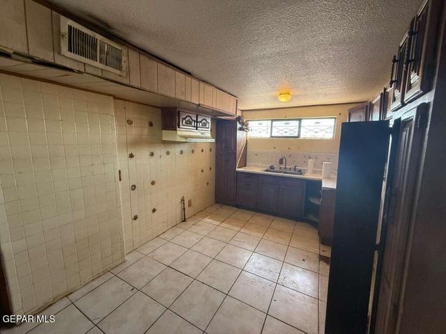 1213 N BOONE Street, El Paso, TX 79903