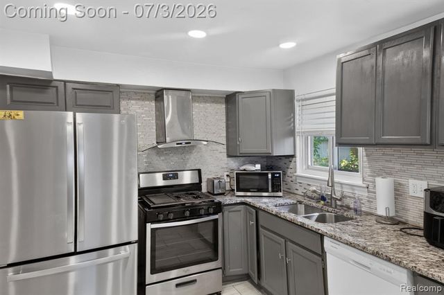 21326 Ithaca Avenue, Ferndale, MI 48220