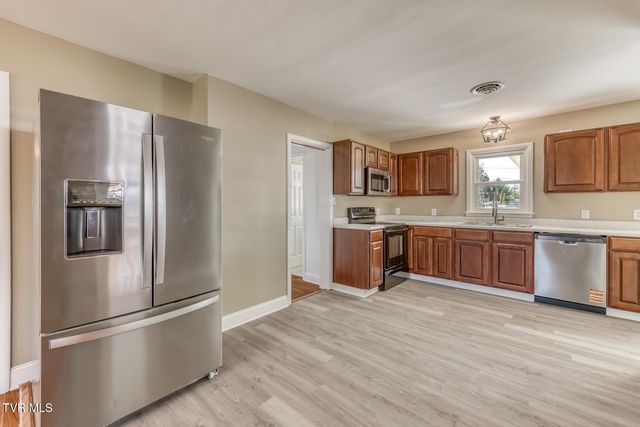 1140 Foxcroft Road, Bristol, VA 24201