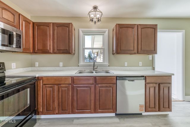 1140 Foxcroft Road, Bristol, VA 24201