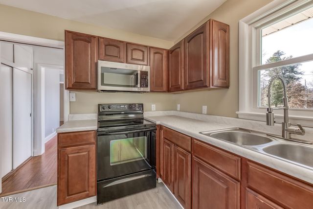 1140 Foxcroft Road, Bristol, VA 24201