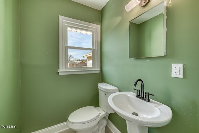 1140 Foxcroft Road, Bristol, VA 24201