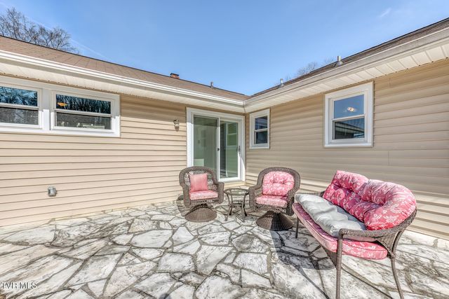 1140 Foxcroft Road, Bristol, VA 24201