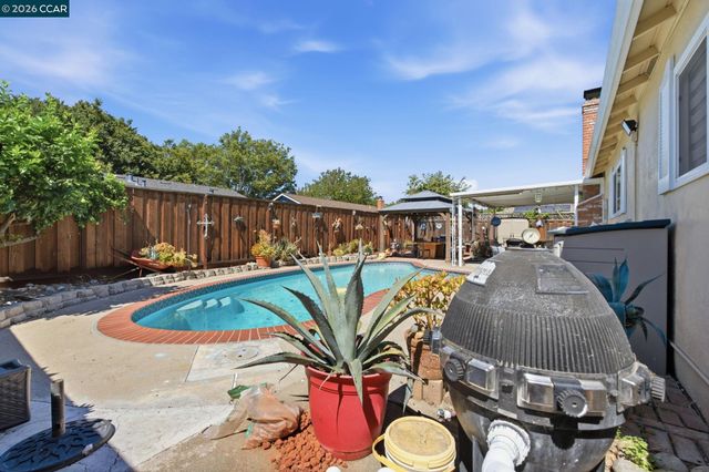 838 Cherokee Dr, Livermore, CA 94551