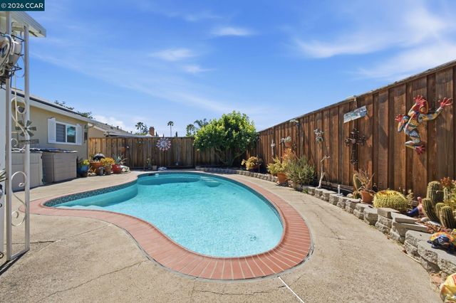 838 Cherokee Dr, Livermore, CA 94551
