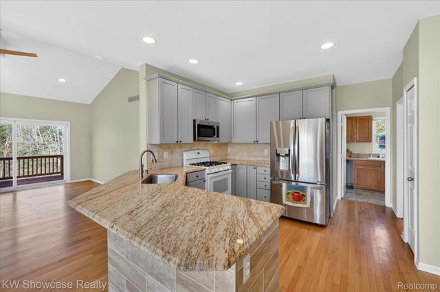 707 Pointe Court, Milford Village, MI 48381