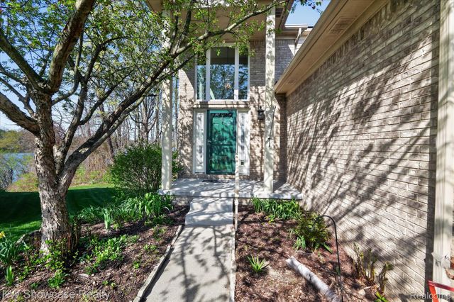 707 Pointe Court, Milford Village, MI 48381