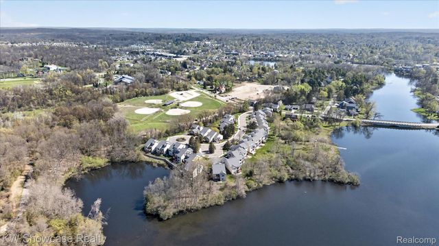 707 Pointe Court, Milford Village, MI 48381