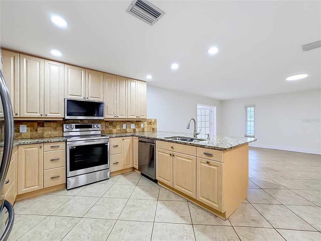 Image 8 of property listing at 2103 162ND STREET E, Bradenton, FL 34211