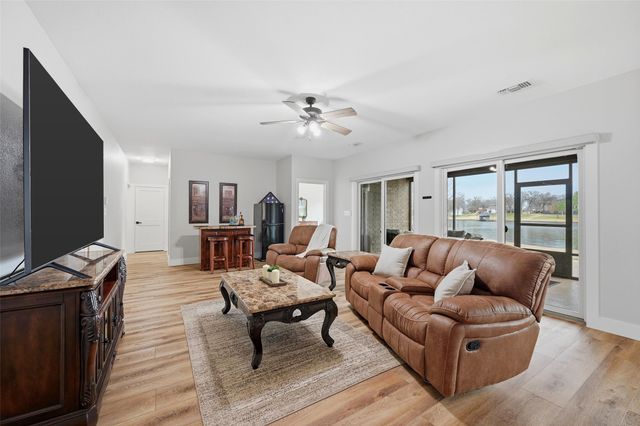 101 Manito Cove, Lake Kiowa, TX 76240