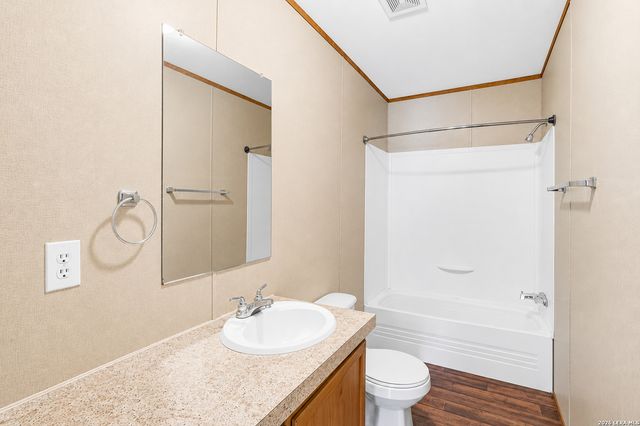 646 OLD COLONY RD, Seguin, TX 78155